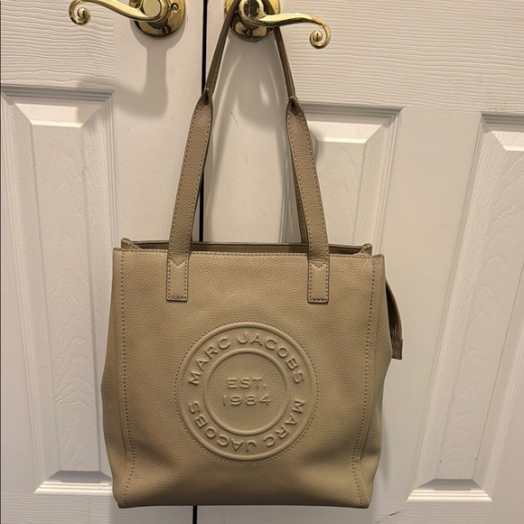 Marc Jacobs Tan Shoulder Bag with Embossed Logo - Picture 12 of 16